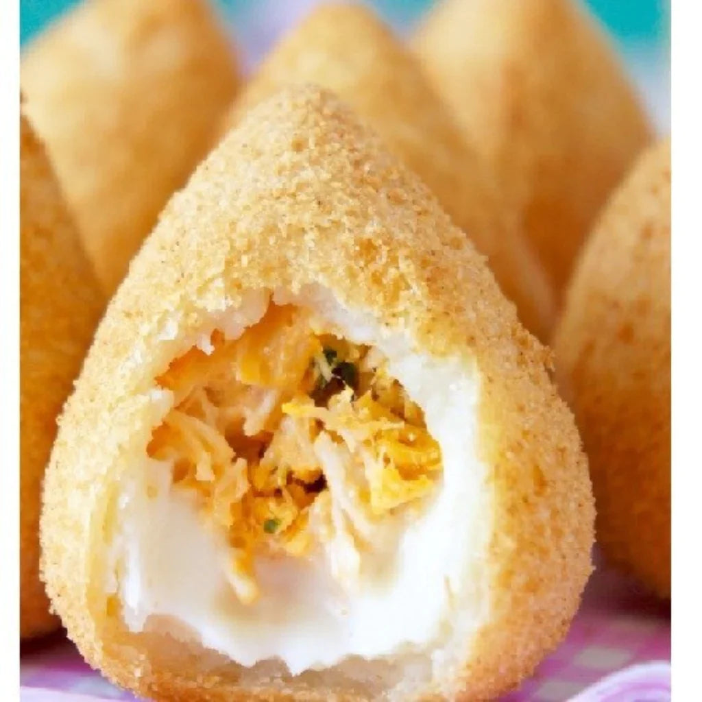 Coxinha grande com catupiry - Chicken with spreadable cheese croquette